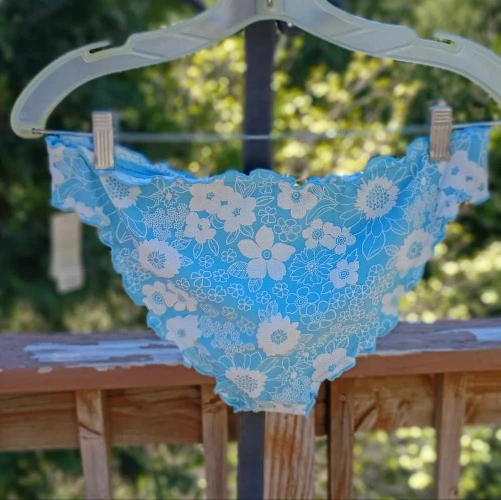 aerie Blue Bikini Bottoms with White Floral Lace sz M NEW